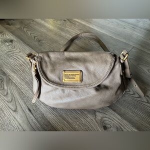 MARC BY MARC JACOBS Natasha Q Pebbled Leather Crossbody Bag Taupe Y2K